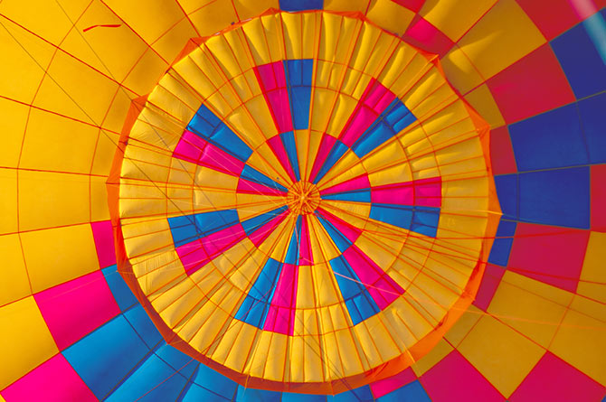 zoom on a hot air balloon, kind of travel invitation